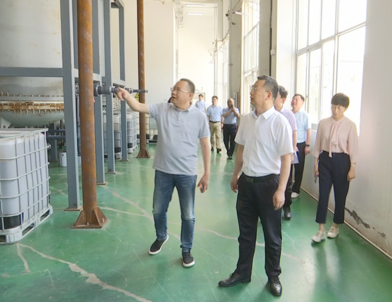 在陪同過程中，市、區(qū)領導了解到了古特生物從成立公司研發(fā)生物合成技術到現(xiàn)在擁有三座生產基地這十二年來的的發(fā)展歷程，CEO秦永發(fā)對古特生物的生產現(xiàn)狀及未來發(fā)展規(guī)劃也作了詳細說明。